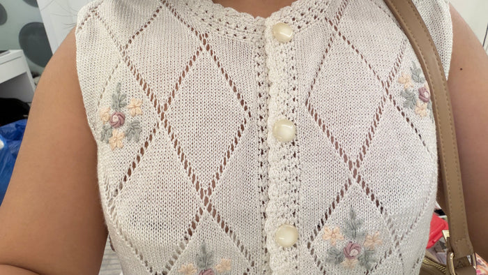 41 cute embroidery top 32-35 bust