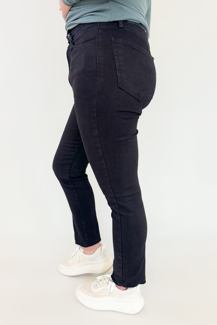 Enjoy a sleek and elevated look with our Just Black Clean Black Slender Straight Denim! With the elevated, structured fabric, you'll experience a perfect fit with a good structure and shape. A perfect combination of comfort and style, this denim is ideal for both everyday wear and special occasions.