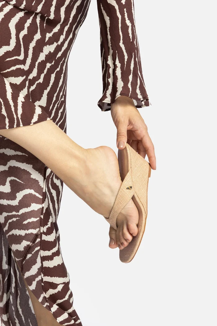 Gaia Low Wedge In Beige Raffia Mule Larroudé