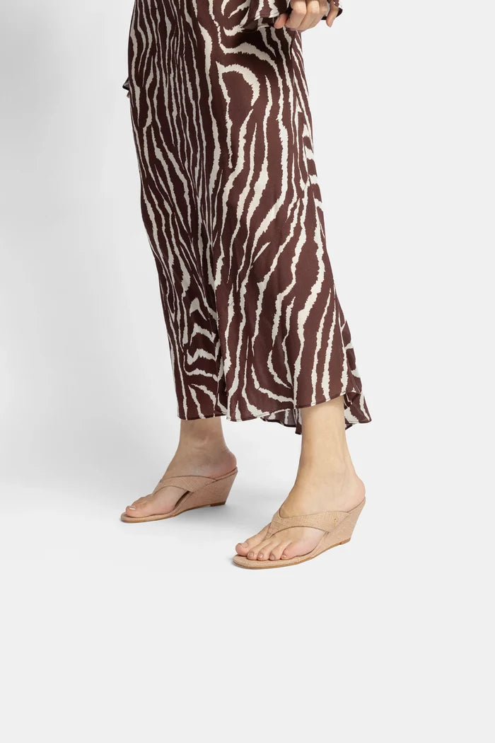 Gaia Low Wedge In Beige Raffia Mule Larroudé