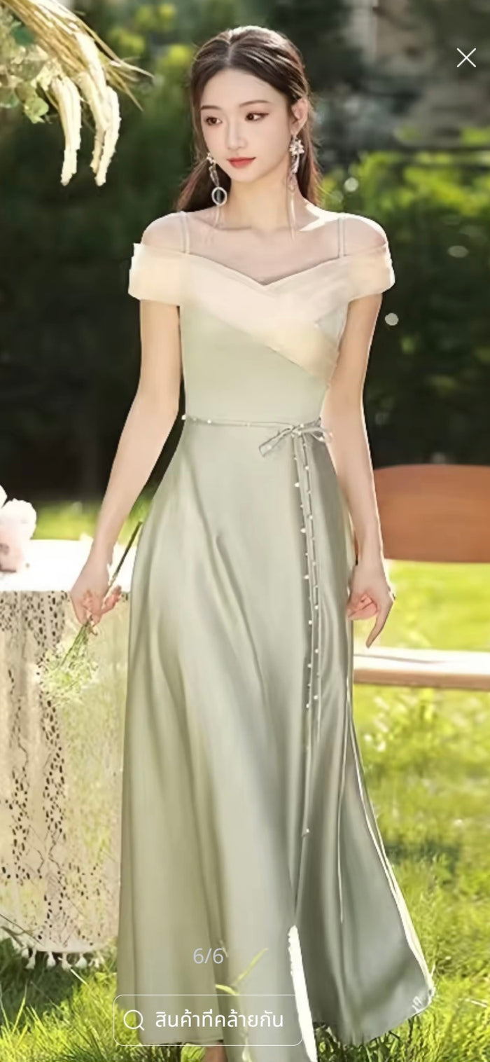 ชุดราตรียาวสีเขียวอ่อน สายเดี่ยวโชว์ไหล่ พร้อมโบว์ตกแต่งข้างเอว | Green Satin Off-Shoulder Evening Dress