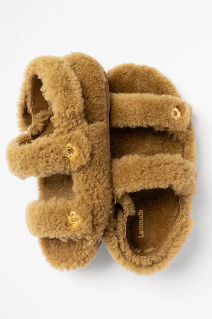 Jetty Fuzzy Sandal Latte Shearling Sandal Larroudé