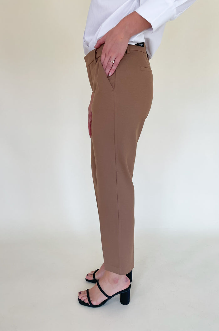 The Liverpool Kelsey Knit Trousers are an amazing style for work and special occasions. They look effortlessly chic, but have the liverpool comfort the brand is known for. The quality is amazing too. Soft, stretchy, and lightweight are a few words to describe how incredible this style is. Choose between several colors (or a few) to add to your closet!