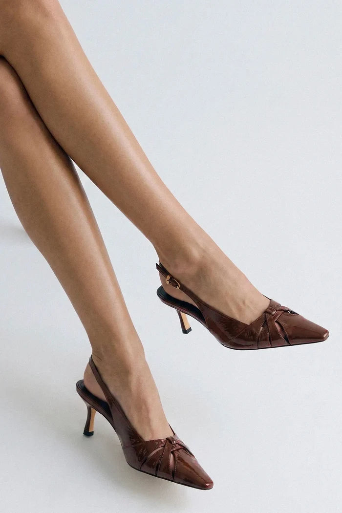 Kirstin Pump Oak Patent Leather Pump Larroudé