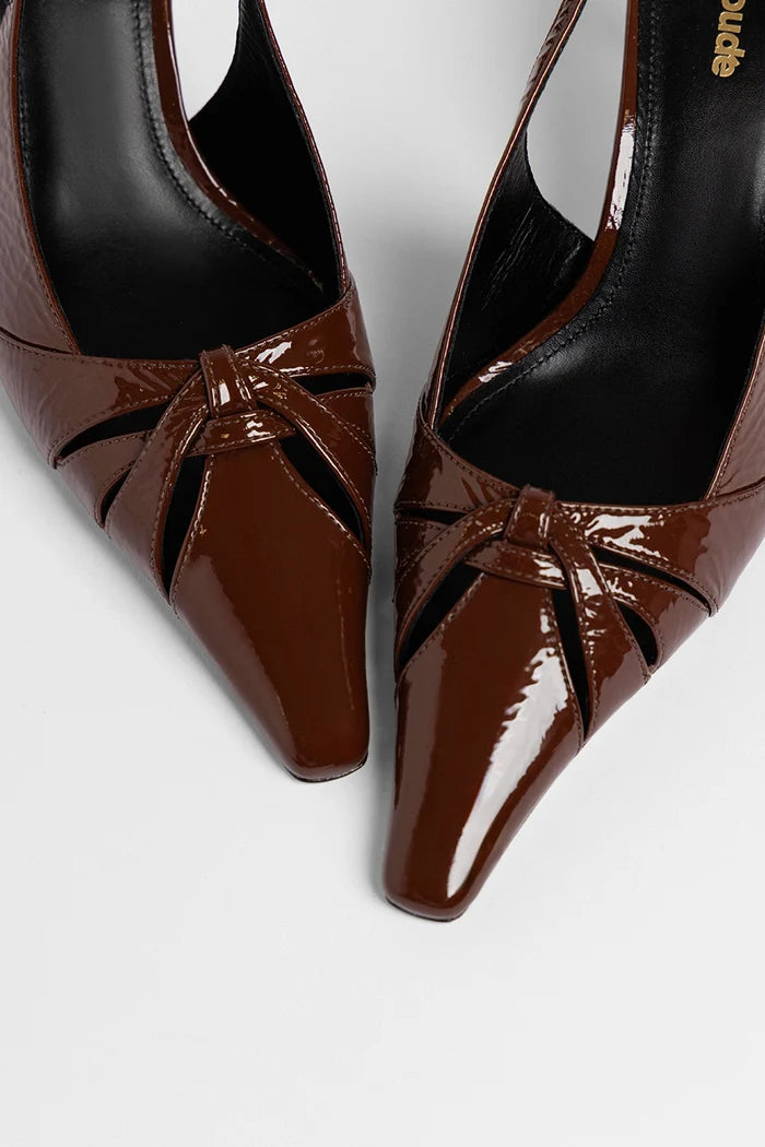 Kirstin Pump Oak Patent Leather Pump Larroudé