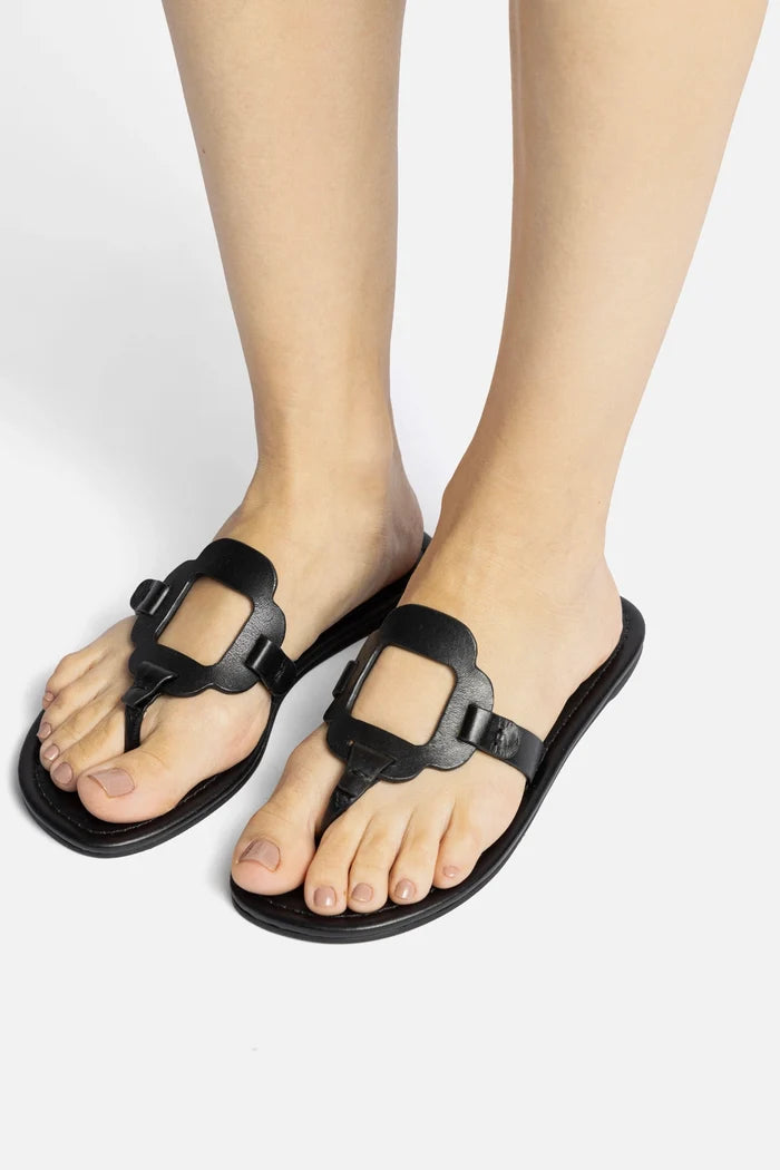 Margherita Thong Sandal In Black Leather Flat - Sandal Larroudé