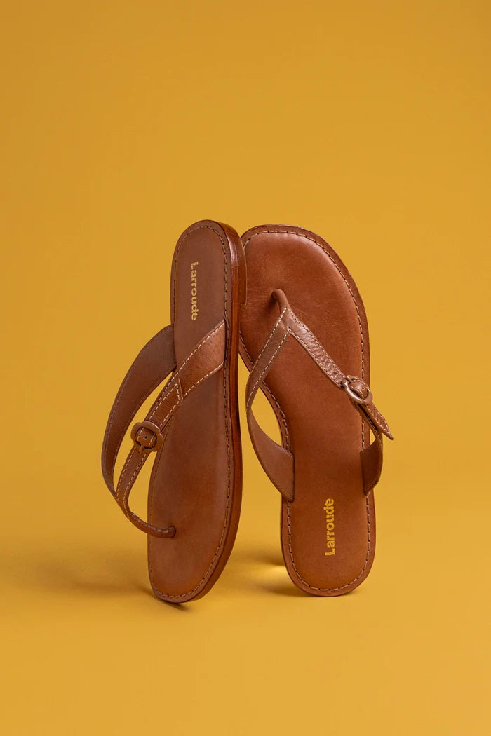 Mary Kate Flat Sandal In Caramel Leather Flat - Sandal Larroudé