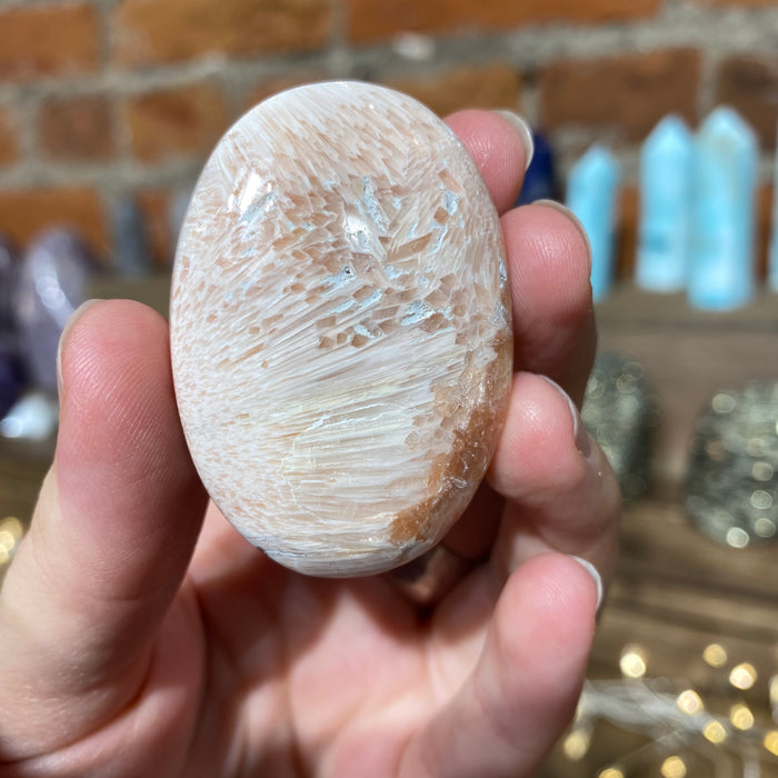 Scolecite Palm Stone
