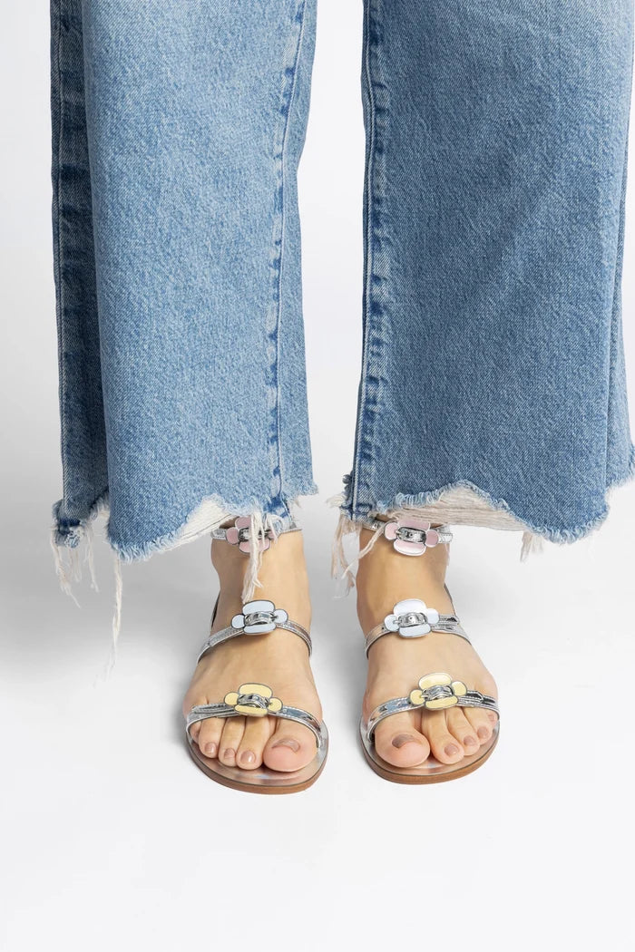 Tinx Flat Sandal In Silver Specchio Flat - Sandal Larroudé