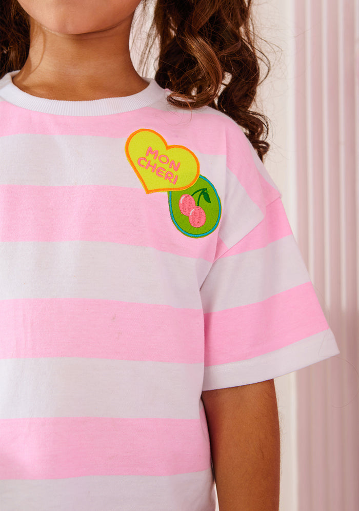 VITAMINS MON CHERI PATCH BOXY FIT T-SHIRT